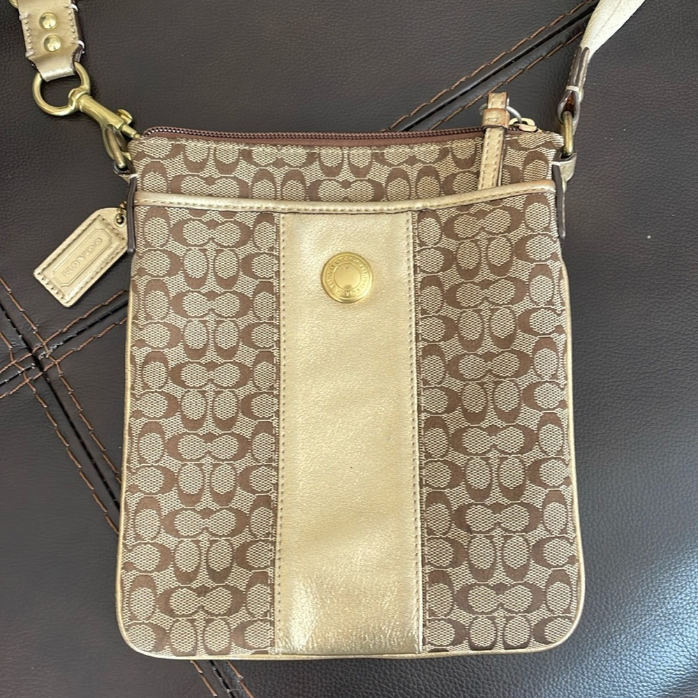 Coach vintage logo swing crossbody..VGUC..great lightweight summer bag